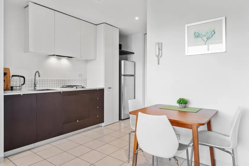 Central 1-Bed Apartment with Secure Parking - Image 1