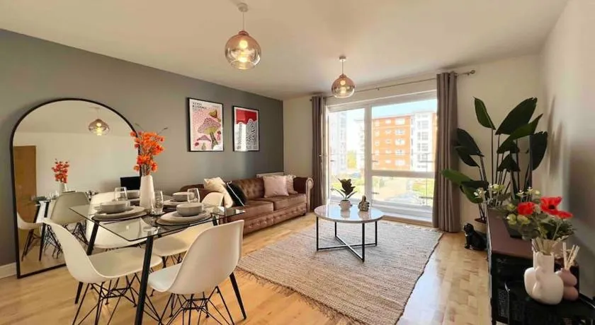 Beautiful Hatfield 2 Bedroom Apartment FREE Gated Parking - Modern Stylish - Business Park, Hertforshire University, St Albans, Welwyn Garden City, Luton Airport, Harry Potter Studio Tour - Image 1