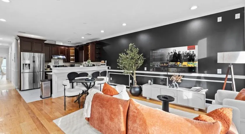 Modern Haven Near PATH NYC in 20 mins 12 PPL - Image 1
