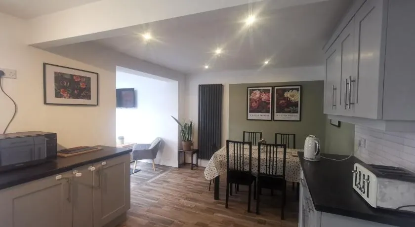 EMA, Castle Donington Circuit contractors group 4 bedrooms 7 bed house-private parking - Image 1