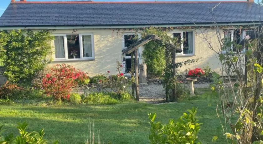 Honeycomb Cottage - a quiet, charming, cosy retreat in the countryside only 2 miles from one of Cornwall's best beaches - Image 1