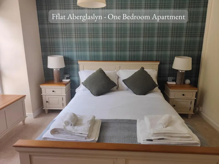 Llew Accommodation - The Townhouse - Image 1