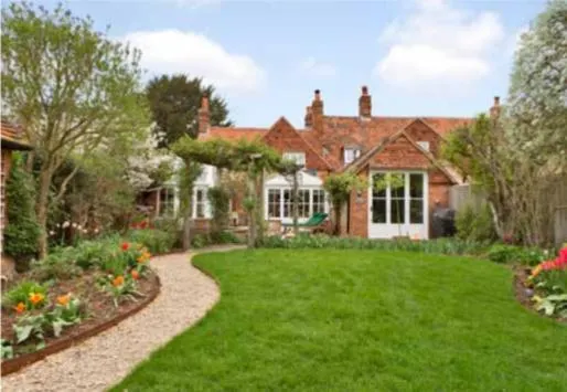 Perfectly Positioned Hambleden House - Image 1