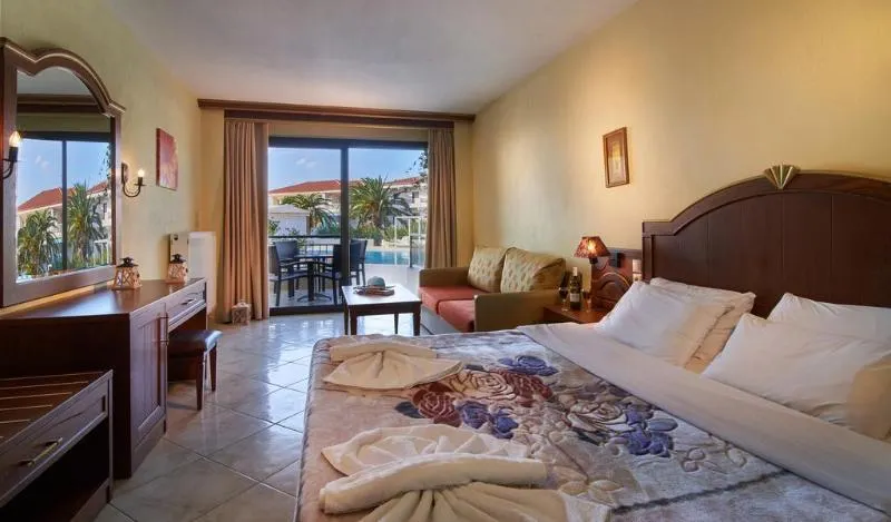Toroni Blue Sea Hotel - Image 1