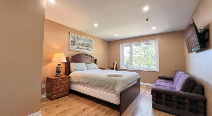 Spacious Rooms with Bath Near Wonderland & Vaughan Mills Mall - Image 1