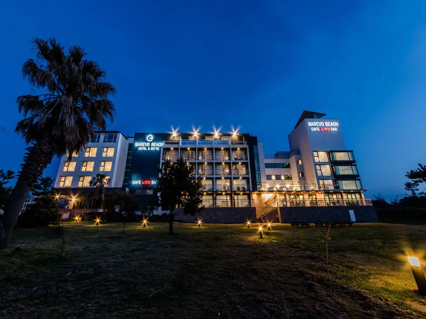 Marevo Beach Hotel - Image 1