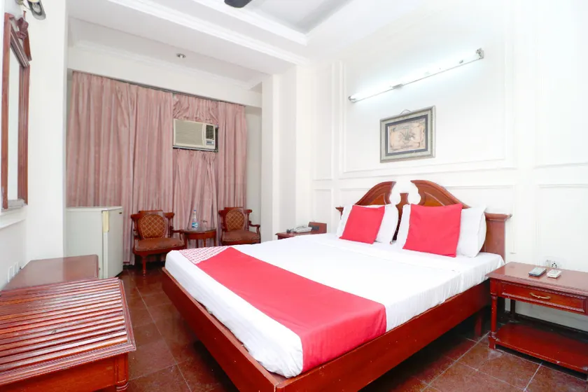 OYO 24483 Hotel Plaza - Image 1