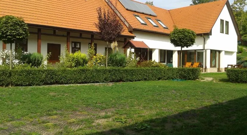 Tip-Top Lak Vendégház - Image 1
