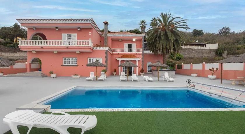 4BR Chalet El Romero-Private Pool, BBQ & Chill - Image 1