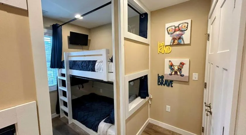 Urban Retreat Downtown Gem, Walk Everywhere, Custom Bunk Room, Hot Tub, Train & Mountain View, Near National Park Entrance - Image 1