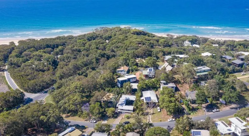 South Passage Beach House by Discover Stradbroke - Image 1