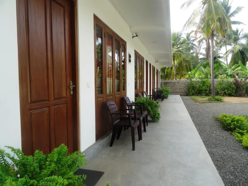 Hotel Corona Hikkaduwa - Image 1