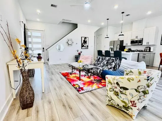 Modern getaway near downtown and airport - Image 1
