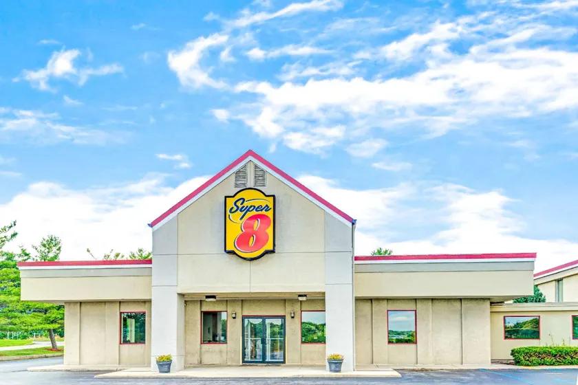 Super 8 by Wyndham Indianapolis South - Image 1