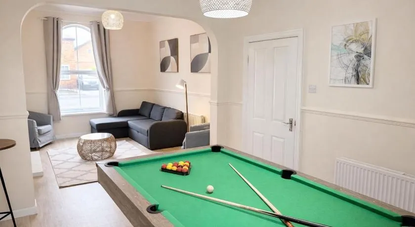 Modern 4 bedroom property 8 beds wifi smart tv games room pool table - Image 1