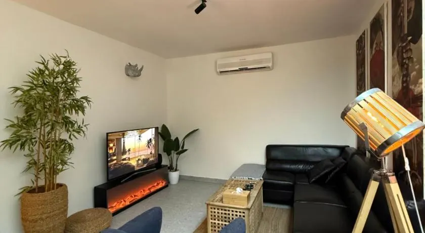 1BR Private Enterance & Courtyard, Near Airport - Image 1
