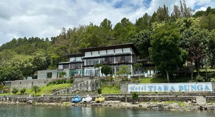 Tiara Bunga Hotel & Villa - Image 1