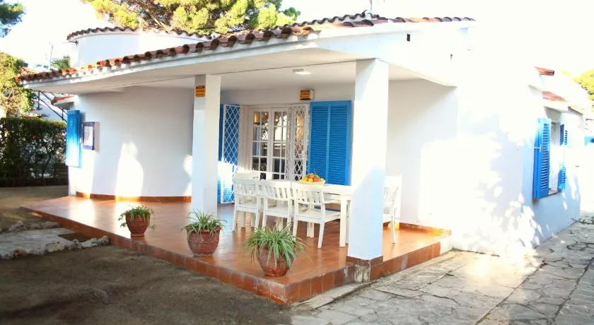 Superb Seafront Villa - Image 1