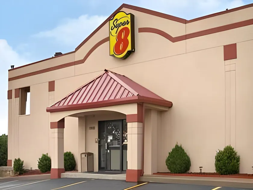 Super 8 by Wyndham Brownsburg - Image 1