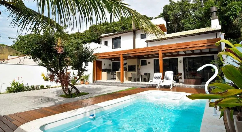 Casa c/ Piscina a 250m da Lagoa da Conceição P2211 - Image 1