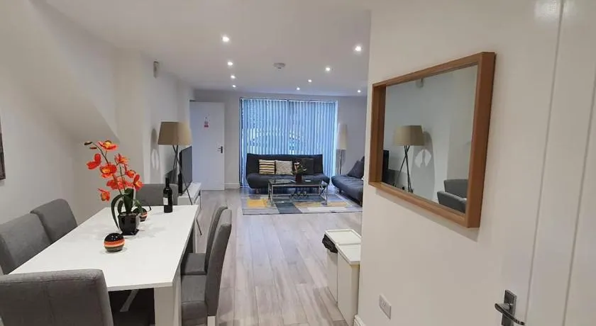 Daisy Lodge - Spacious Two Bed Flat - Parking, Netflix, WIFI - Close to Blenheim Palace & Oxford - F1 - Image 1