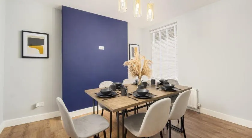 Close to Media City-Old Trafford - 5 Bedroom House - Image 1