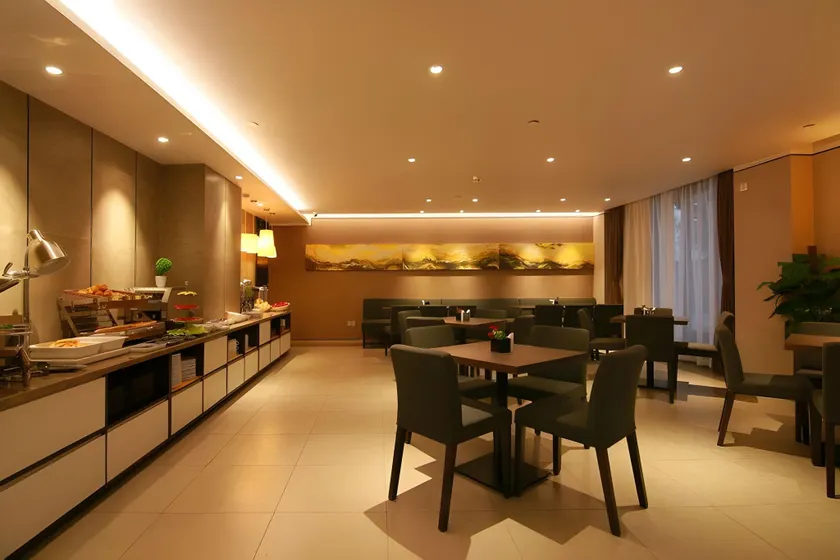 Home Inn Plus Beijing Sanlitun Tuanjiehu Metro Station - Image 1