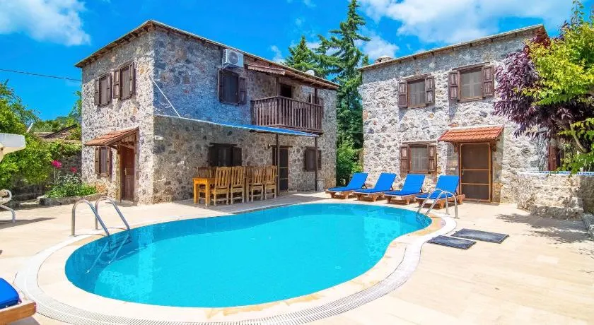 Merkezi Konumda Özel Havuzlu Taş Villa - Image 1