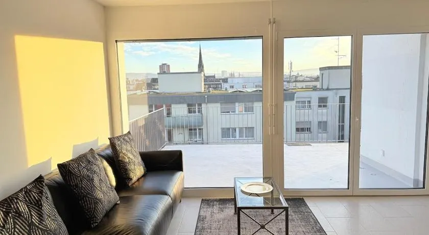 BASELiving 3BR Penthouse - Skyline View - Private Lift - Free Baselcard - Image 1