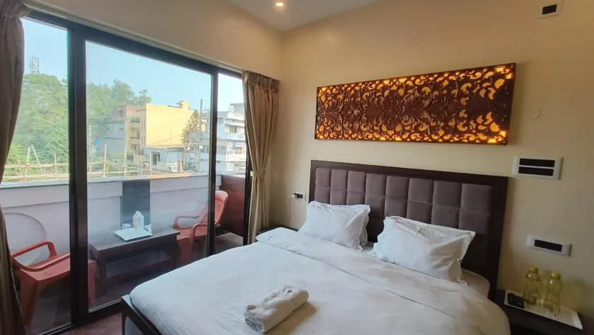 Ratna Hotel & Banquet - Image 1