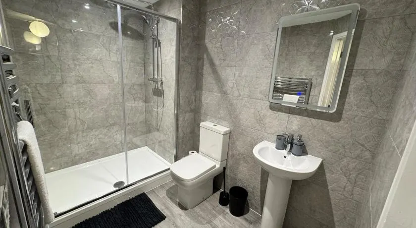 4 Town centre, Free off road parking, entire flat - Image 1