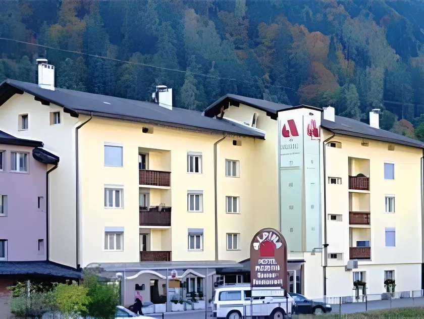 Hotel Alpina - Image 1