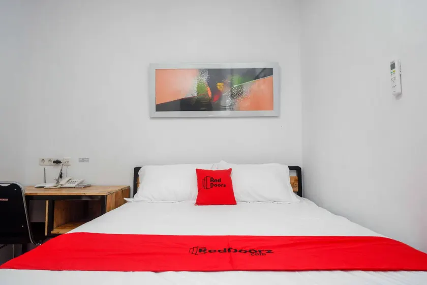 RedDoorz Plus near Patung Kuda Undip - Image 1