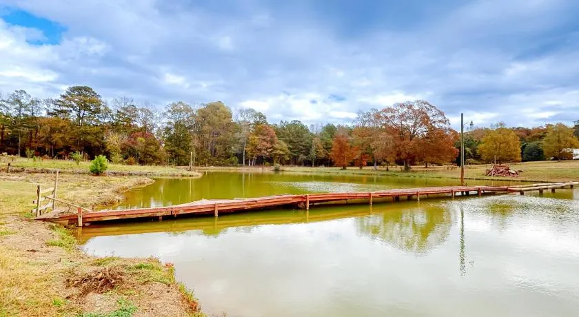 Pool, Fire Pit & Pond: Angler's Retreat in Griffin - Image 1