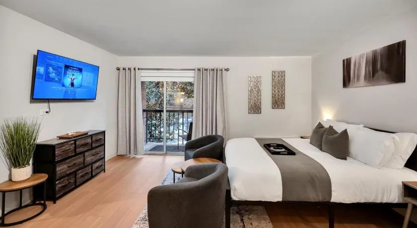 Upscale Midtown Studio and Private Balcony - Image 1