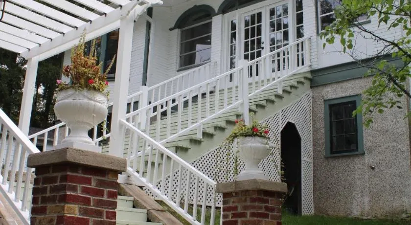 The Hillside B&B. Home w/ Breakfast Service! - Image 1