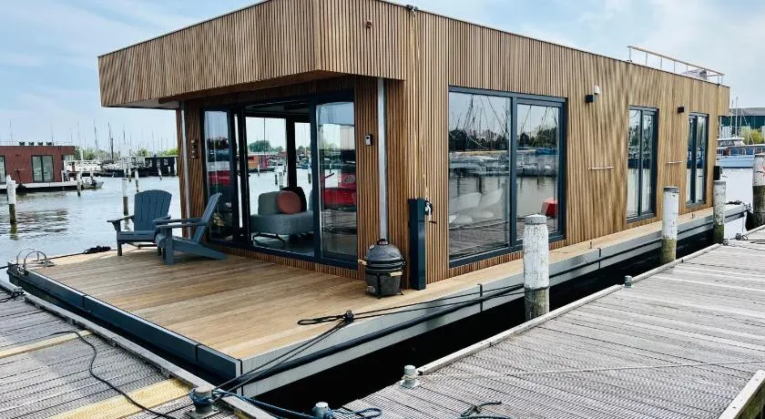 Houseboat in Amsterdam 6-pax - Image 1