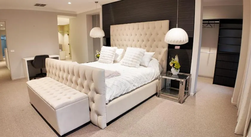 Modern Luxury Estate, 4 Ensuite Rooms, Comfy, Convenient, Secure and Close to the Airport!! - Image 1
