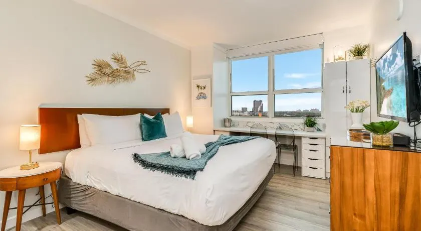 Stylish Studio King Bed City View Hotel Perks Parking - Image 1