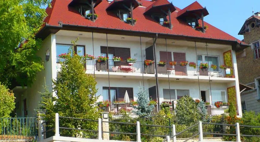 Mohacsi Guesthouse - Image 1