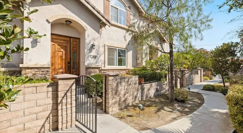 4Bed 3Bath Modern Townhouse - Four bedrooms near Pasadena, LA - Image 1