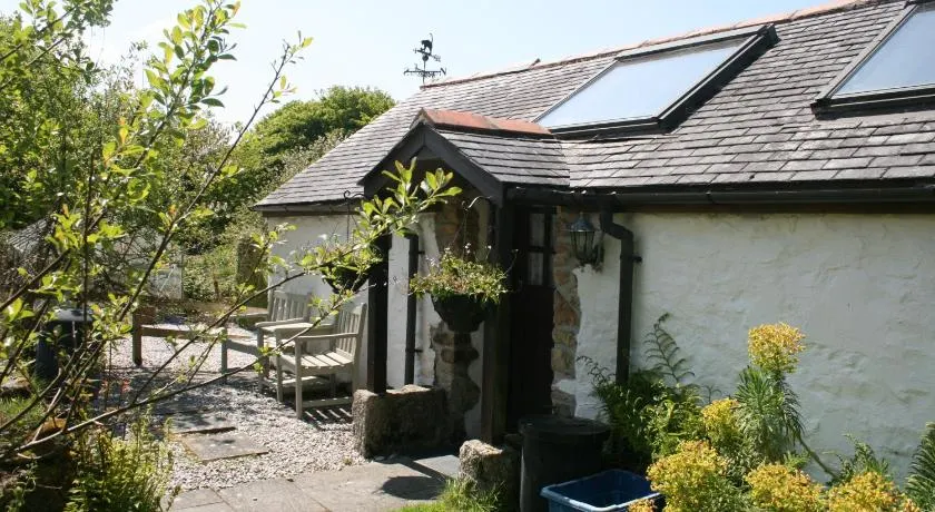 Cosy barn on rural smallholding with alpacas, goats & pigs - Image 1