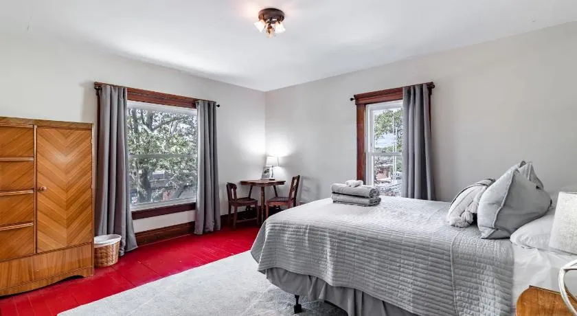 Walk to Downtown Kent - 3 BR House w Patio & Yard - Image 1
