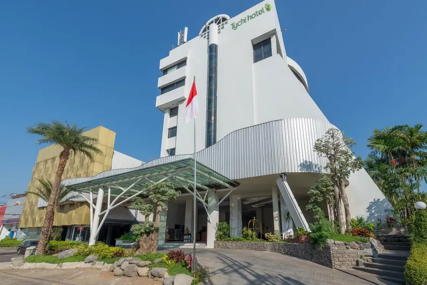 Lux Tychi Hotel - Image 1