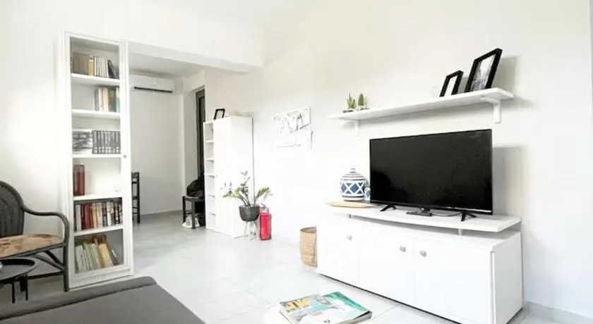 Sea Escape Boutique Apt-Near Agii Aposto li beach - Image 1