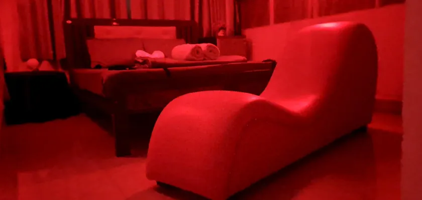 Quiet room with cosplay and love chair in Bui Vien - Image 1