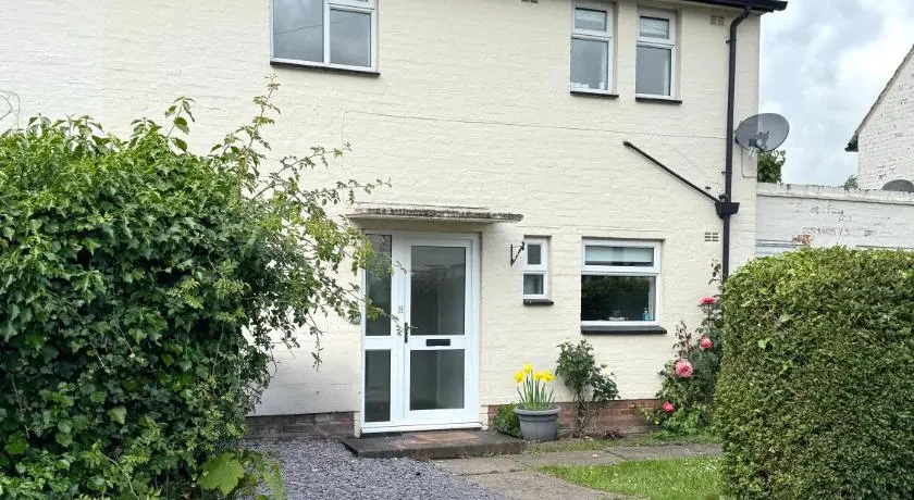 House number 8 sleeps up to 4 People with Smart TVs in Every Room - Image 1