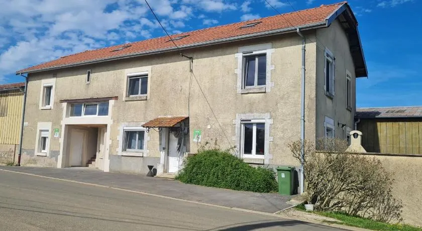 Grand gîte tout équipé à la ferme, idéal pour familles et amis, avec terrasse et proche de loisirs - Image 1