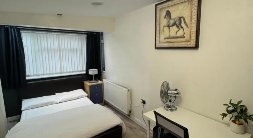 Rooms in Surrey - Image 1