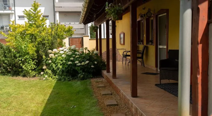 Borostyán Apartmanház - Image 1